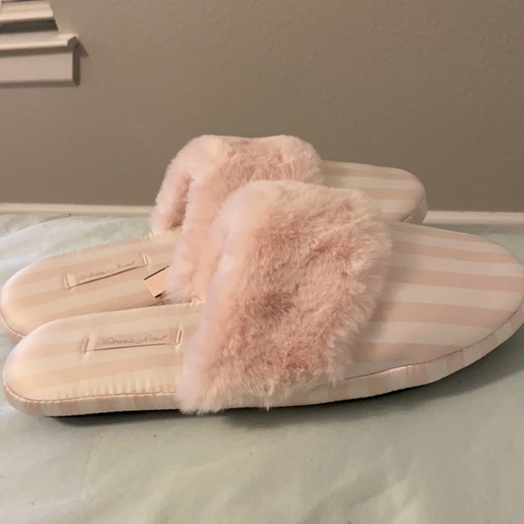 Victoria Secret satin sleep on shoes pink with faux fur - Picture 4 of 4